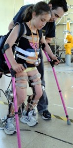 Exoesqueleto robotico ayuda a caminar a niña tetraplejica