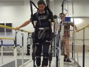 Exoesqueleto biónico manejado por el cerebro ayuda a caminar a paraplejicos