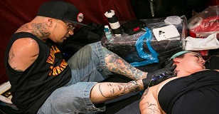Brian Tagalog el tatuador sin brazos