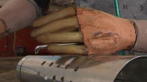 Chino crea sus propios brazos bionicos 