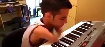 Pianista sin brazos toca con sus muñones