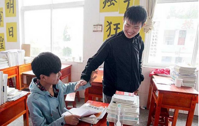 Estudiante chino lleva cargado a clases a su amigo con discapacidad