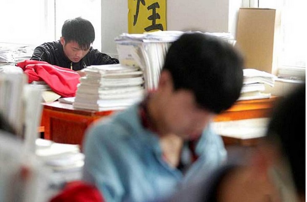 Estudiante chino lleva cargado a clases a su amigo con discapacidad